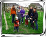 Su šeima baltiname obelis Rumšiškėse